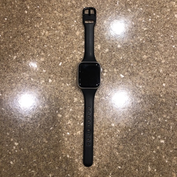 Apple Watch Generation 4 with bands 40mm - Picture 2 of 9